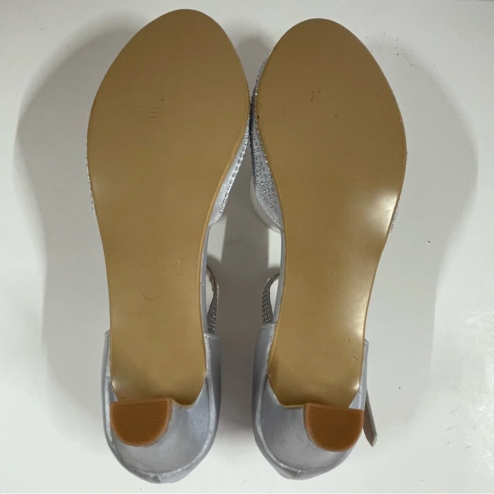 Badgley Mischka Silver Beaded Fabric Closed Toe Ankle Strap Heels Big Girls Sz 5